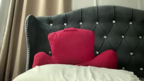 QUEEN online show from April 10, 2026, 12:49 am