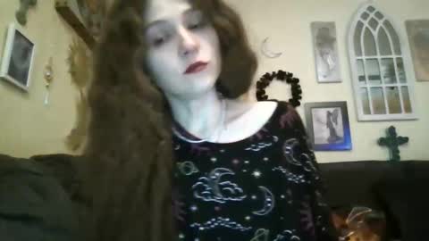 queencrimsonlvx online show from April 15, 2026, 11:28 am