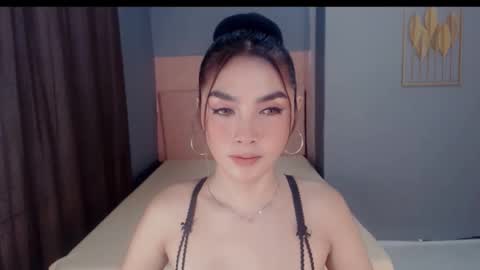 queenemeraldts online show from November 18, 2025, 1:33 am