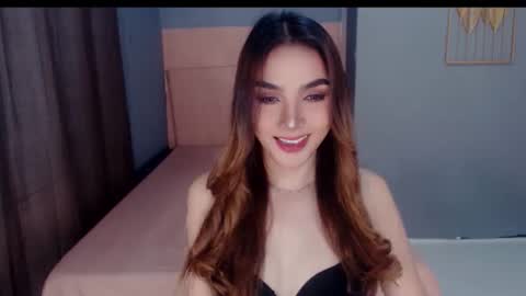 queenemeraldts online show from November 25, 2025, 2:55 am