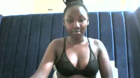 Snapshot of queenmelany chatting on November 21, 2025, 8:46 am queenmelany online show from November 21, 2025, 8:46 am