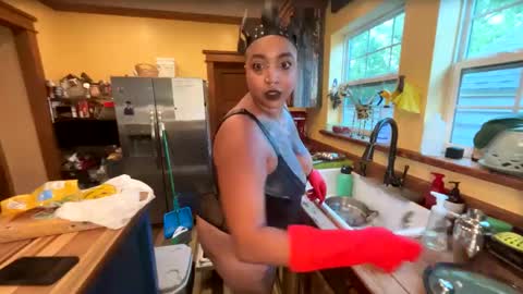 Snapshot of queensquirtntwerk chatting on April 27, 2026, 11:58 pm Queen Hilarity online show from April 27, 2026, 11:58 pm
