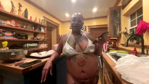 Snapshot of queensquirtntwerk chatting on August 3, 2026, 1:26 am Queen Hilarity online show from August 3, 2026, 1:26 am