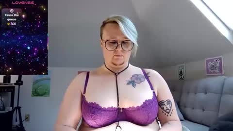 Snapshot of queerlyjaz chatting on April 25, 2026, 6:05 pm queerlyjaz online show from April 25, 2026, 6:05 pm