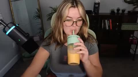 Snapshot of quervoqueen1 chatting on October 4, 2025, 2:42 am Bri online show from October 4, 2025, 2:42 am