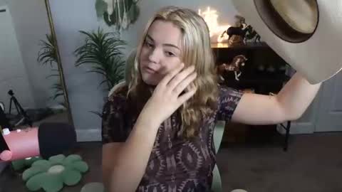 Snapshot of quervoqueen1 chatting on October 28, 2025, 1:53 am Bri online show from October 28, 2025, 1:53 am