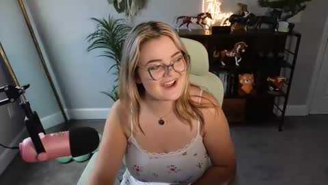 Snapshot of quervoqueen1 chatting on November 11, 2025, 5:13 pm Bri online show from November 11, 2025, 5:13 pm