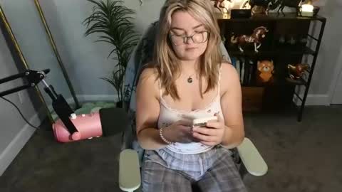 Snapshot of quervoqueen1 chatting on November 16, 2025, 2:17 am Bri online show from November 16, 2025, 2:17 am