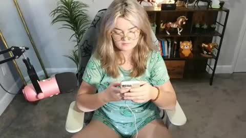 Snapshot of quervoqueen1 chatting on November 19, 2025, 12:32 am Bri online show from November 19, 2025, 12:32 am