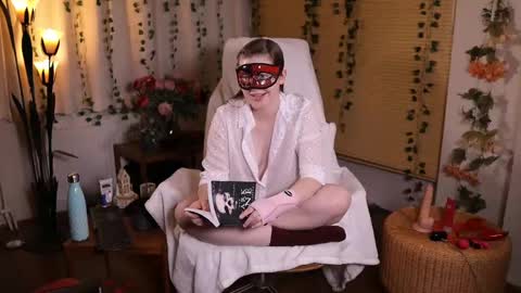 Snapshot of quinnrmonroe chatting on February 25, 2025, 8:19 pm QuinnMonroe online show from February 25, 2025, 8:19 pm