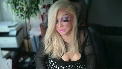 Snapshot of qweenviva chatting on December 2, 2025, 7:31 pm ViVaLuvLicious online show from December 2, 2025, 7:31 pm