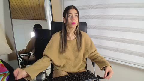 Snapshot of rachell_criss chatting on February 5, 2025, 3:34 am Rachell online show from February 5, 2025, 3:34 am