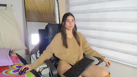 Snapshot of rachell_criss chatting on February 5, 2025, 6:35 am Rachell online show from February 5, 2025, 6:35 am