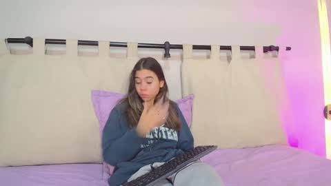 Snapshot of rachell_criss chatting on March 8, 2025, 10:11 am Rachell online show from March 8, 2025, 10:11 am