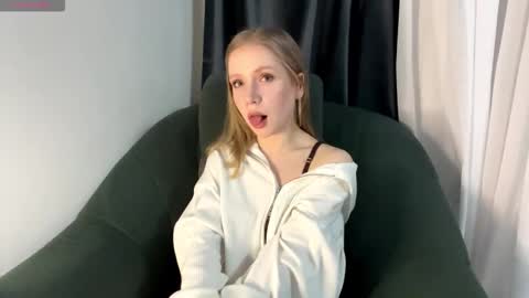 Snapshot of rachellegentile chatting on December 15, 2025, 8:24 pm Alice online show from December 15, 2025, 8:24 pm