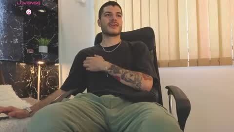 Snapshot of rafael_mendez chatting on June 24, 2026, 7:35 pm R A F A E L online show from June 24, 2026, 7:35 pm