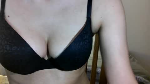 rahel_barbara online show from February 3, 2025, 12:47 pm