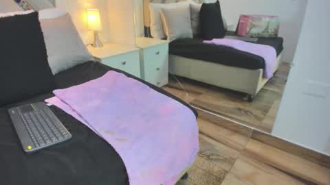 Raquel Moore  online show from February 1, 2026, 9:57 pm