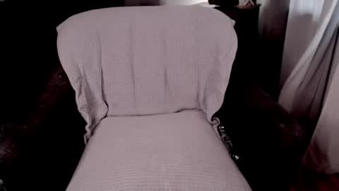 Snapshot of raven_feathers chatting on April 16, 2026, 11:07 pm Roxanneredlight59 online show from April 16, 2026, 11:07 pm