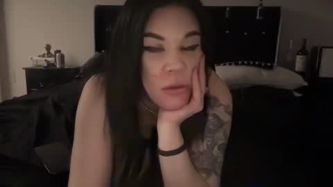 Snapshot of ravenrayyy chatting on February 15, 2026, 8:35 am Raven Ray online show from February 15, 2026, 8:35 am