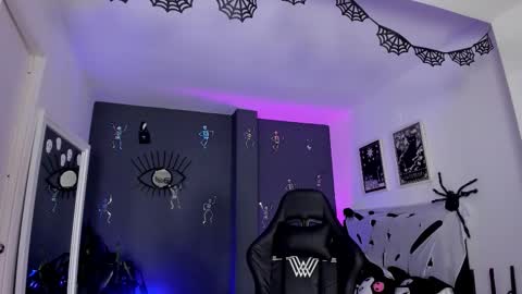 Snapshot of ravenwitch_ chatting on October 29, 2025, 9:16 pm Raven Witch online show from October 29, 2025, 9:16 pm