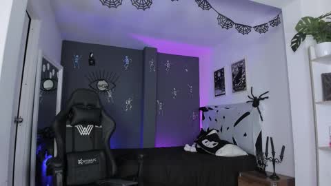 Snapshot of ravenwitch_ chatting on November 8, 2025, 5:01 pm Raven Witch online show from November 8, 2025, 5:01 pm