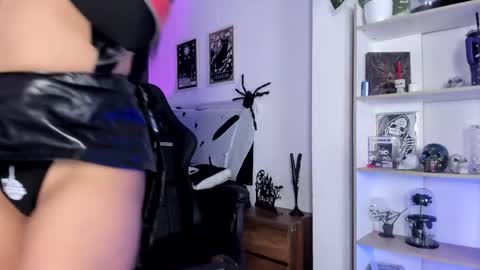 Snapshot of ravenwitch_ chatting on November 28, 2025, 8:11 pm Raven Witch online show from November 28, 2025, 8:11 pm