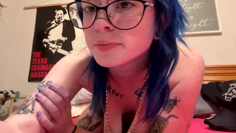 Snapshot of ravyn_xoxo chatting on November 4, 2025, 2:05 pm Ravynn 3 online show from November 4, 2025, 2:05 pm