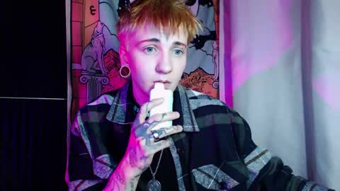 Snapshot of ray_taylorr chatting on March 13, 2026, 3:29 pm Ray online show from March 13, 2026, 3:29 pm