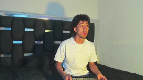 Snapshot of raydevil_ chatting on January 18, 2026, 10:02 pm Rayn online show from January 18, 2026, 10:02 pm