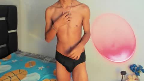 Snapshot of raydevil_ chatting on February 1, 2026, 7:45 pm Rayn online show from February 1, 2026, 7:45 pm