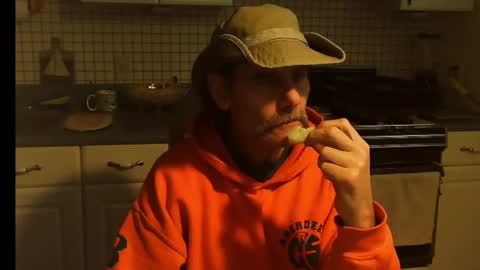 Snapshot of raylene4u2 chatting on October 31, 2025, 9:27 pm Ray online show from October 31, 2025, 9:27 pm