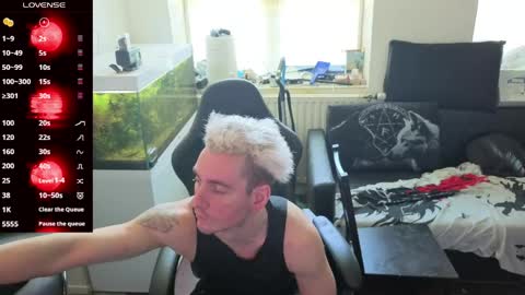 Snapshot of rayzel_white chatting on May 7, 2026, 11:37 am Rayzel White online show from May 7, 2026, 11:37 am