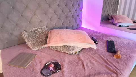 Snapshot of rebeca_cortez1 chatting on January 4, 2025, 12:49 pm I invite you to my birthday on November 3th online show from January 4, 2025, 12:49 pm