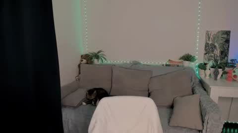 Mia online show from September 20, 2025, 7:42 am