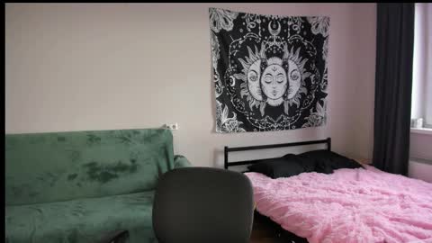 Erika online show from November 7, 2025, 6:35 am