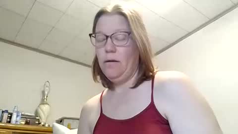 Snapshot of redbre chatting on December 16, 2025, 2:22 pm Redbre online show from December 16, 2025, 2:22 pm