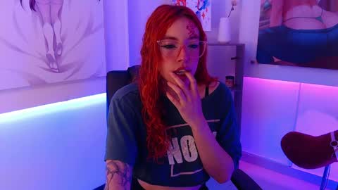 Snapshot of redgirrl_77 chatting on May 31, 2026, 12:01 pm Mere online show from May 31, 2026, 12:01 pm