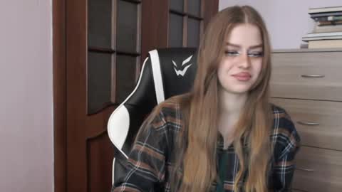 Lily online show from May 25, 2026, 3:23 am