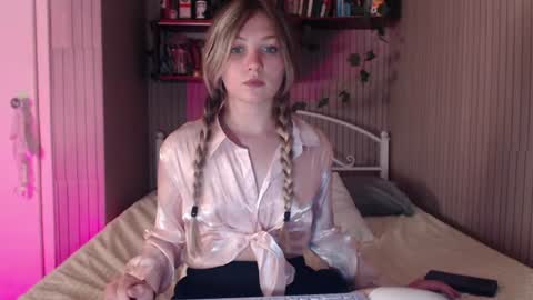 Snapshot of redmoonhead chatting on June 10, 2026, 12:04 pm Ana online show from June 10, 2026, 12:04 pm