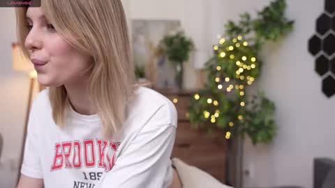 Snapshot of refined_style chatting on March 9, 2025, 1:37 pm JessyinCherri yang online show from March 9, 2025, 1:37 pm