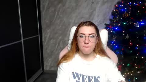 Snapshot of reginasmilee chatting on January 9, 2026, 2:36 am Regina online show from January 9, 2026, 2:36 am