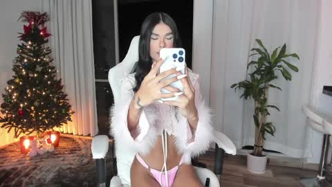 Snapshot of reichel_gray chatting on December 13, 2024, 1:59 am REICHEL online show from December 13, 2024, 1:59 am