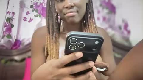 Snapshot of reina77xo chatting on February 10, 2026, 12:37 am reina77xo online show from February 10, 2026, 12:37 am