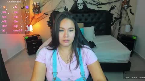 reina_loren online show from November 1, 2025, 9:28 pm