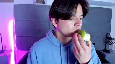 Snapshot of remiblythe chatting on February 23, 2025, 1:32 pm RemiBlythe online show from February 23, 2025, 1:32 pm