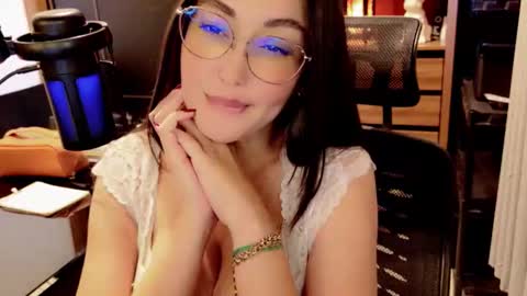Snapshot of renata100 chatting on May 30, 2026, 7:33 pm Amelie online show from May 30, 2026, 7:33 pm