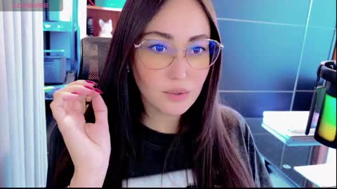 Snapshot of renata100 chatting on May 31, 2026, 4:03 pm Amelie online show from May 31, 2026, 4:03 pm