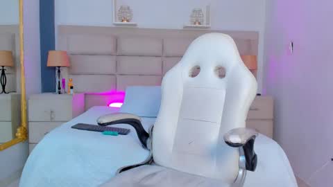 Snapshot of renatamason chatting on December 4, 2025, 2:26 pm Renata online show from December 4, 2025, 2:26 pm