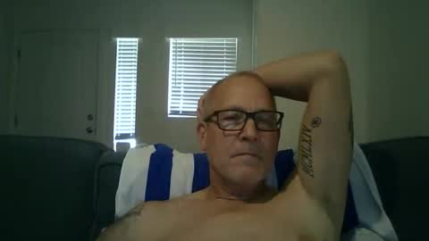 Snapshot of renewaz chatting on May 17, 2026, 6:37 pm Renewaz online show from May 17, 2026, 6:37 pm